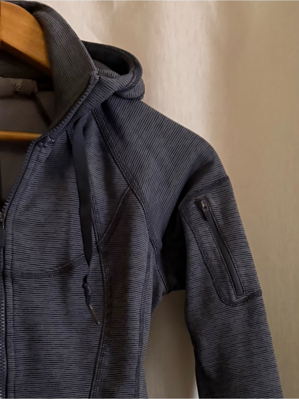 Athleta Full Zip Hoodie Jacket Sweatshirt XS Gray Thumbholes Zip Pockets